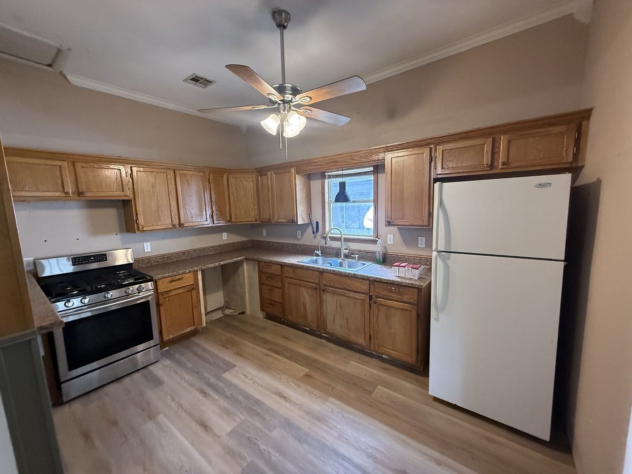 736 E 8th St #1 - Photo 5 of 11