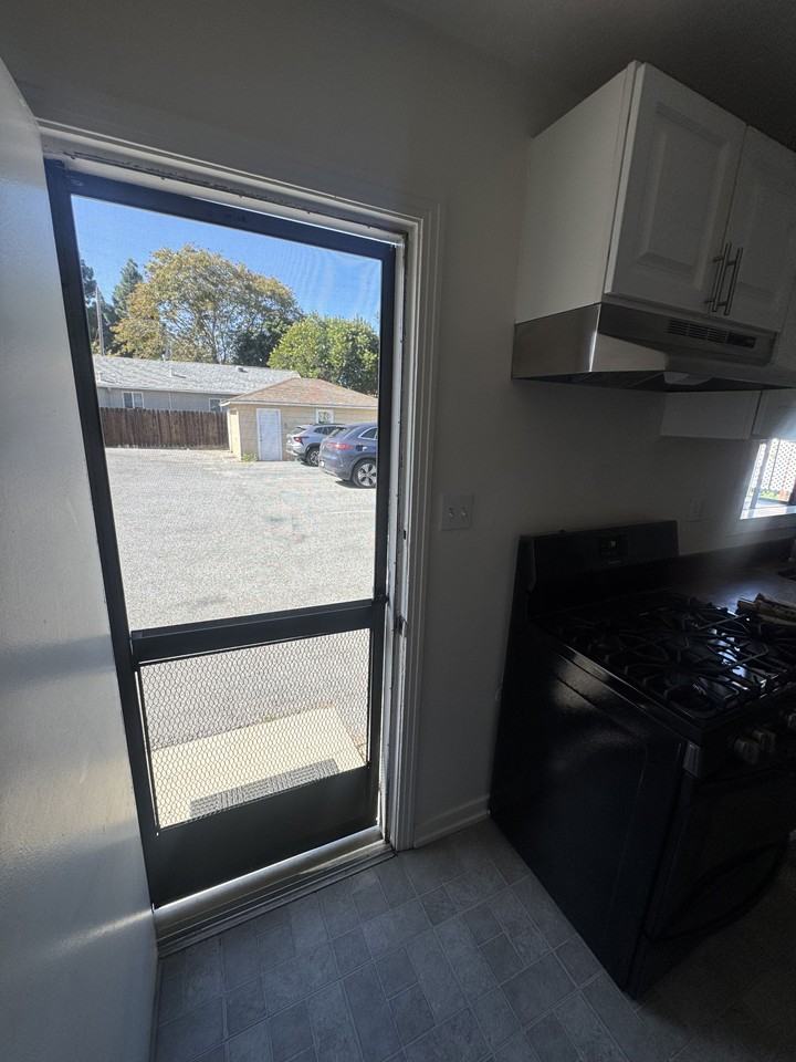 205 N Bayview Ave #6 - Photo 5 of 17