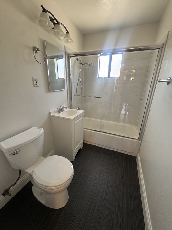205 N Bayview Ave #6 - Photo 6 of 17