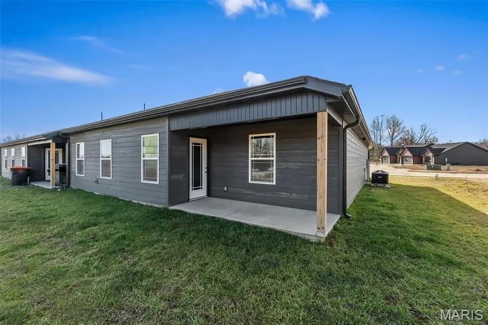 102 Beechwood Ln - Photo 2 of 14