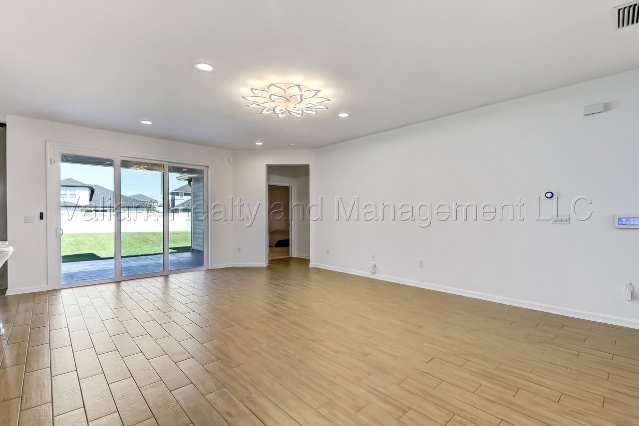 92 Wiltshire Dr #1 - Photo 7 of 37