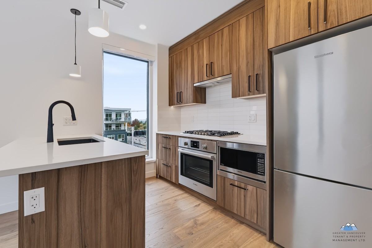 6859 Cambie St - Photo 6 of 24