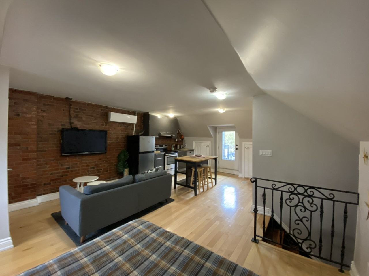 207 Grace St - Photo 5 of 10