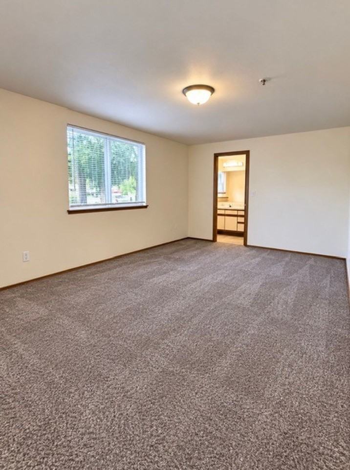 **HALF OFF RENT IF YOU MOVE IN BEFORE NOVEMBER 15TH** - Photo 4 of 5