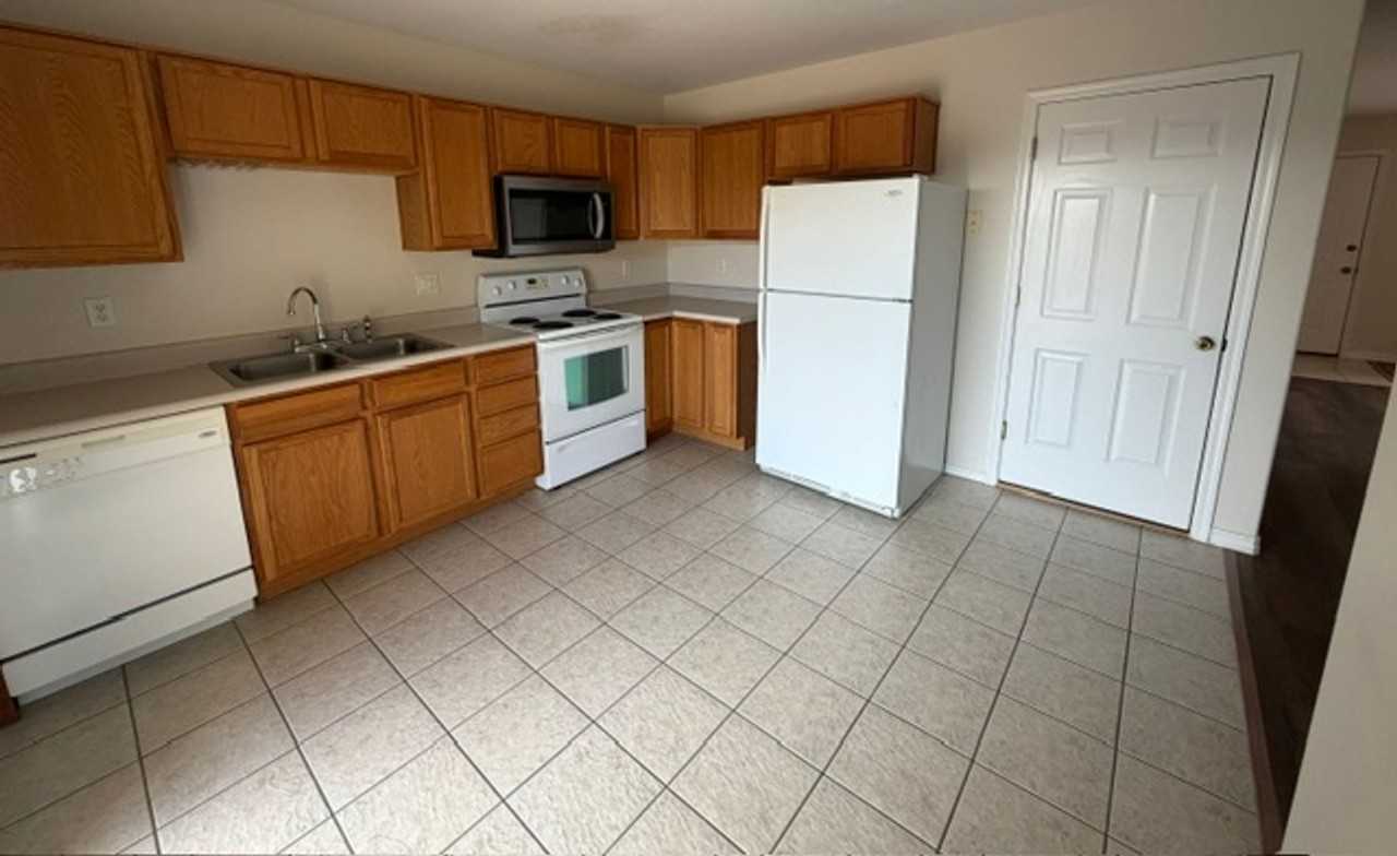 485 Serenity Ct - Photo 2 of 12