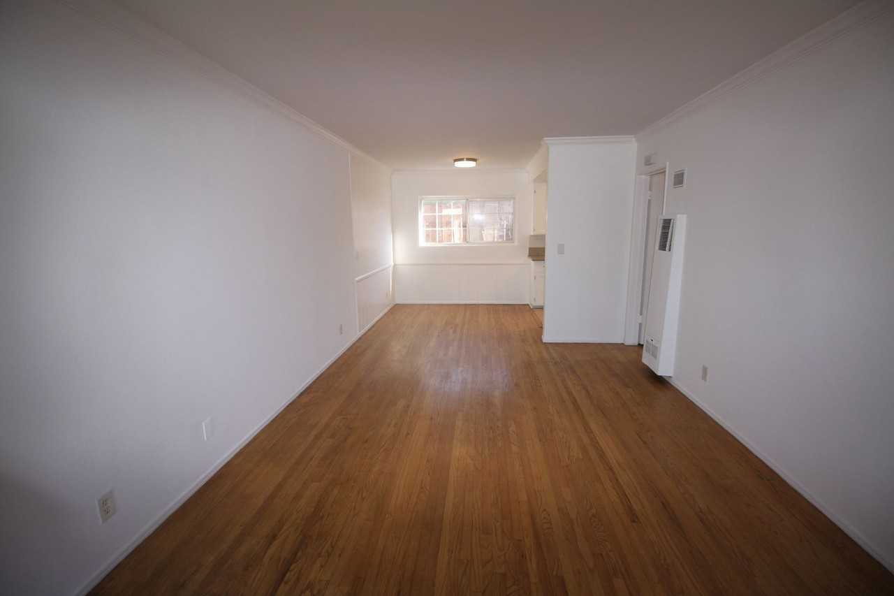 326 MACNEIL ST - Photo 3 of 21