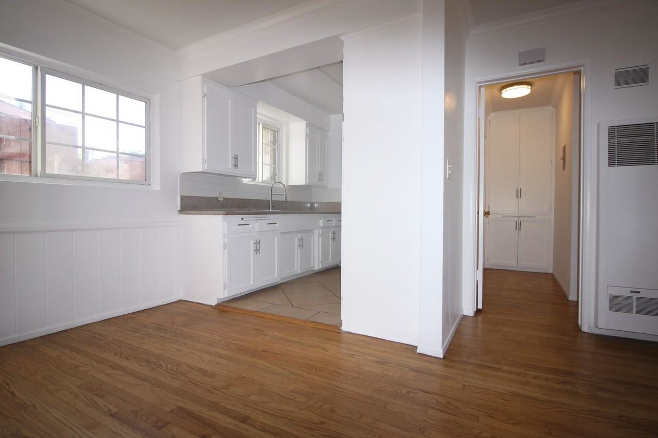 326 MACNEIL ST - Photo 5 of 21