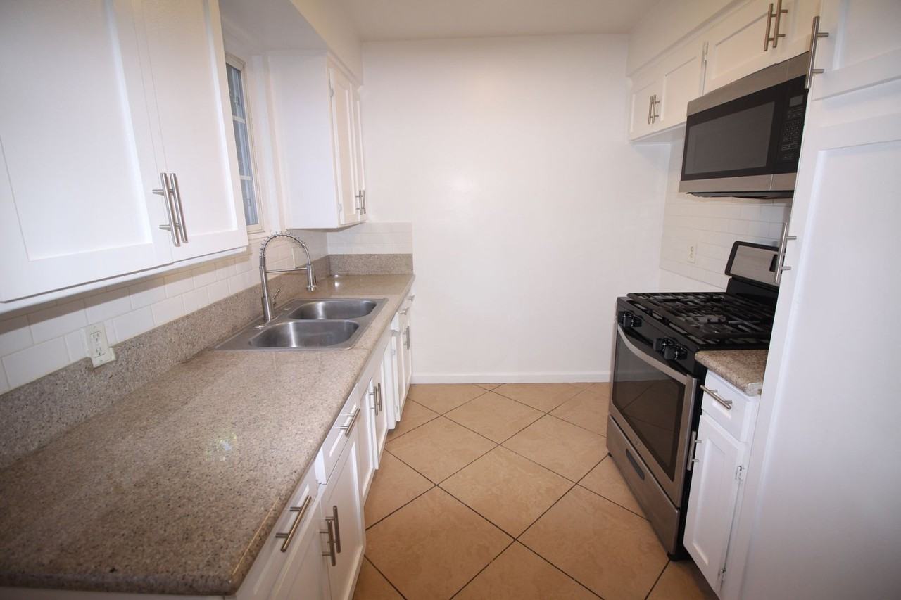326 MACNEIL ST - Photo 7 of 21