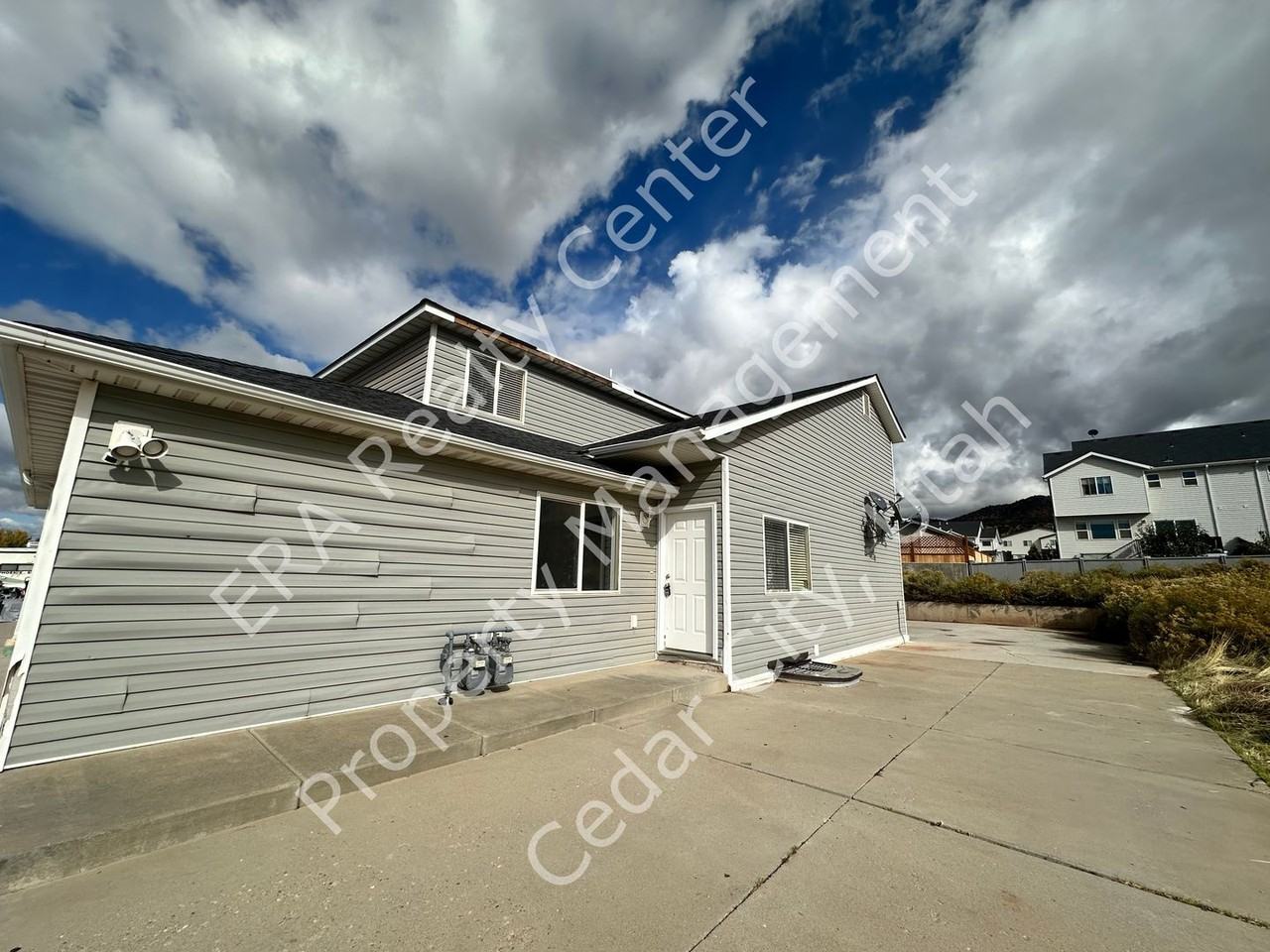 885 S 110 W - Photo 3 of 33