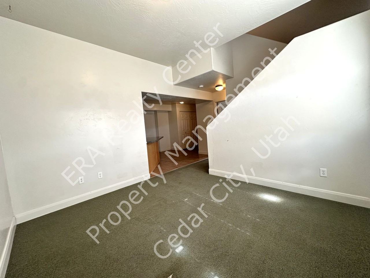 885 S 110 W - Photo 4 of 33