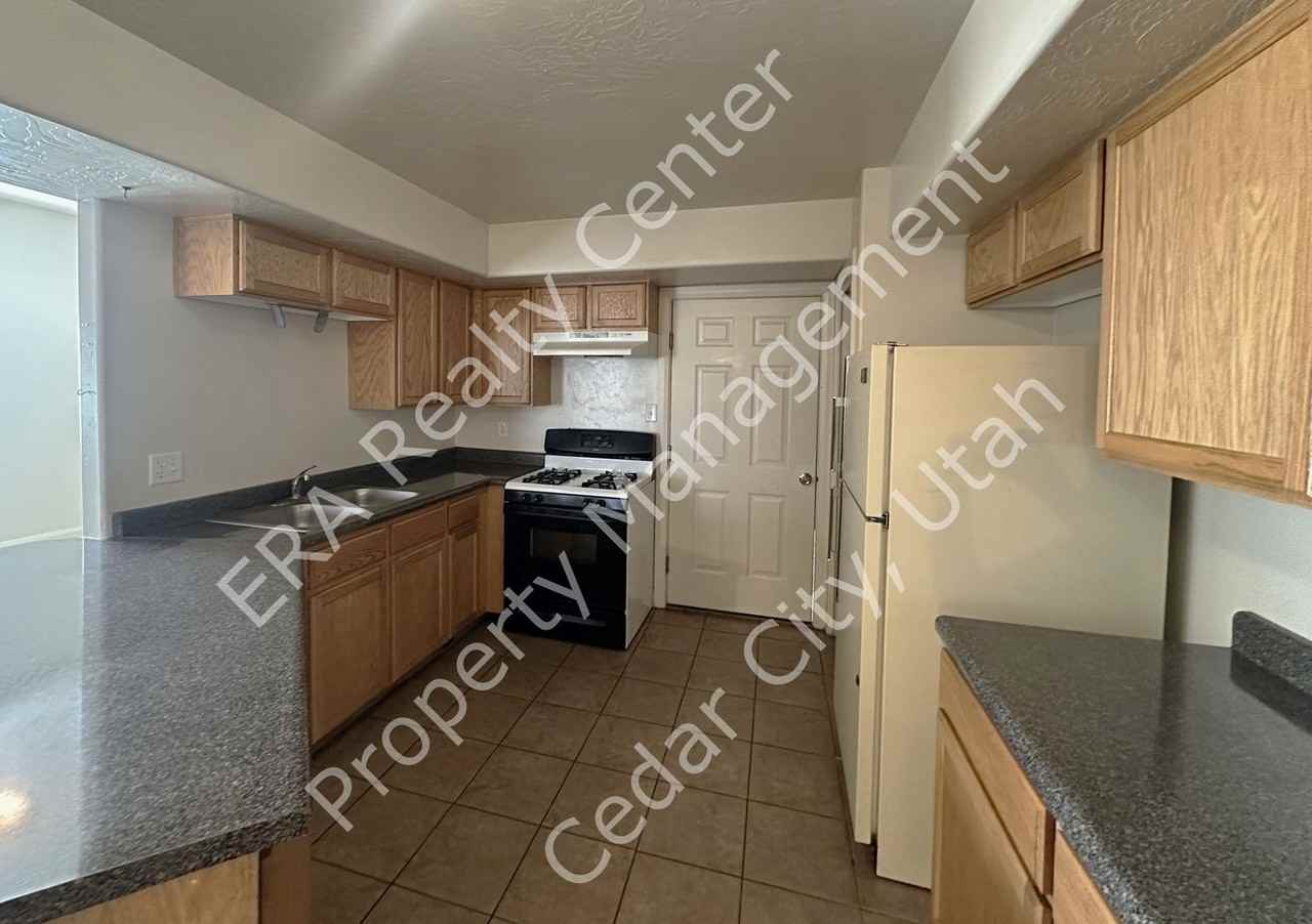 885 S 110 W - Photo 6 of 33