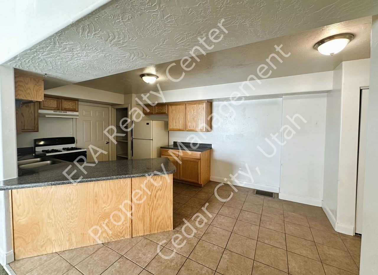 885 S 110 W - Photo 7 of 33