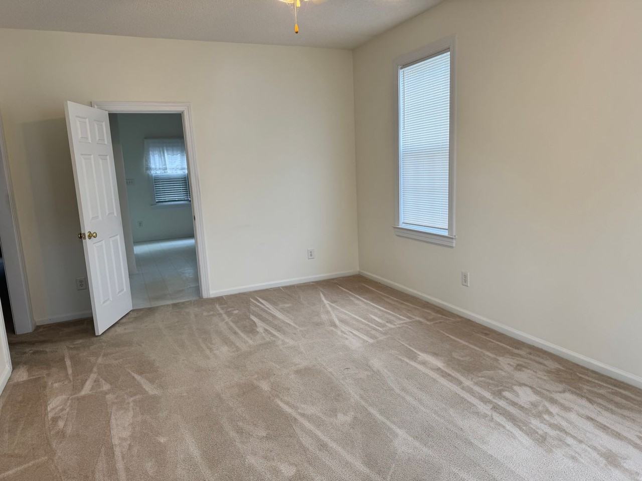 1006 Deerchase Dr - Photo 4 of 7