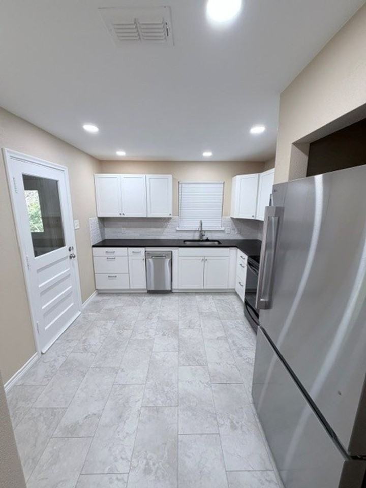 1221 S Lamar St - Photo 4 of 18