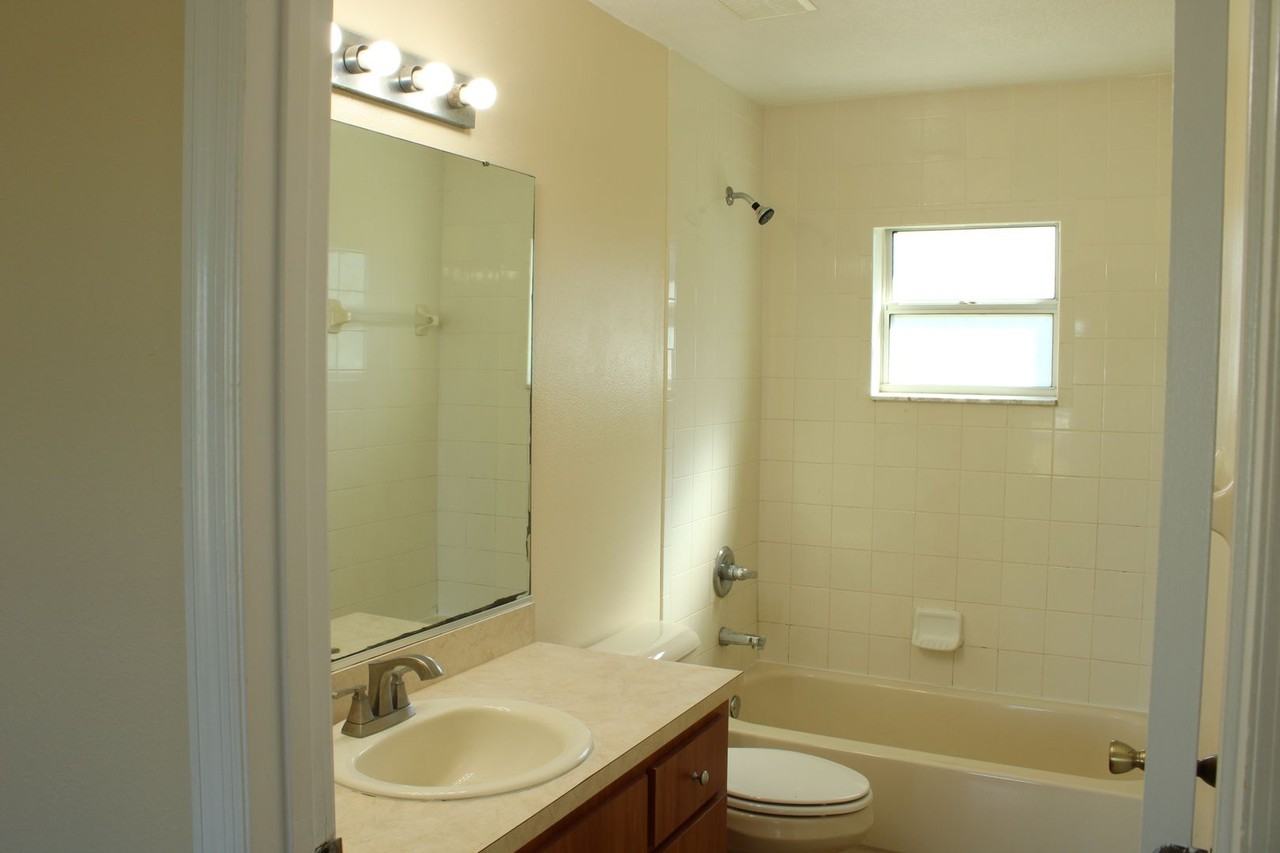 305 Nw 59th Ct - Photo 7 of 10
