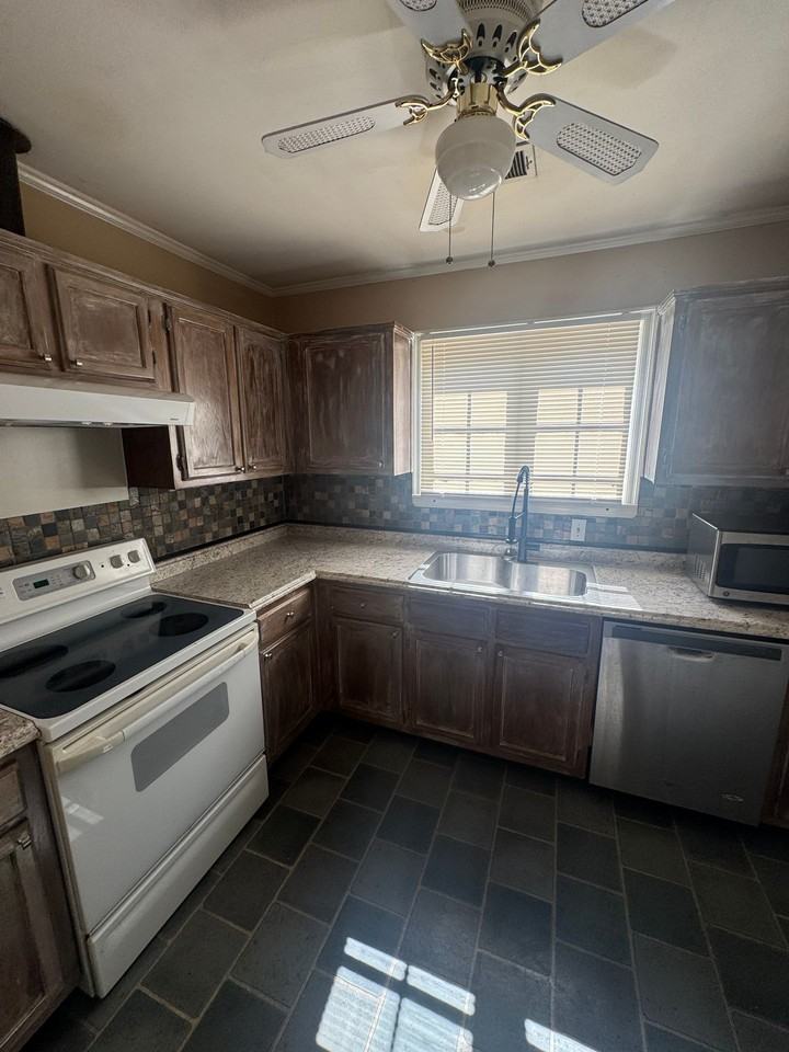 3541-3543 Aurora Cir - Photo 5 of 50