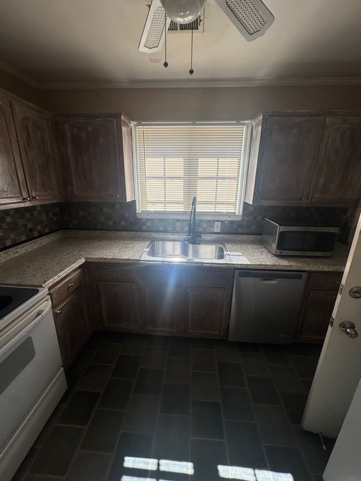 3541-3543 Aurora Cir - Photo 6 of 50