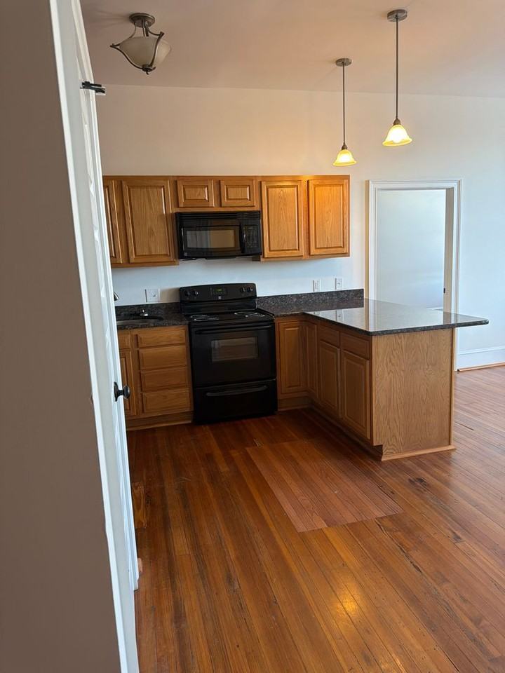 908 Burke St - Photo 4 of 15