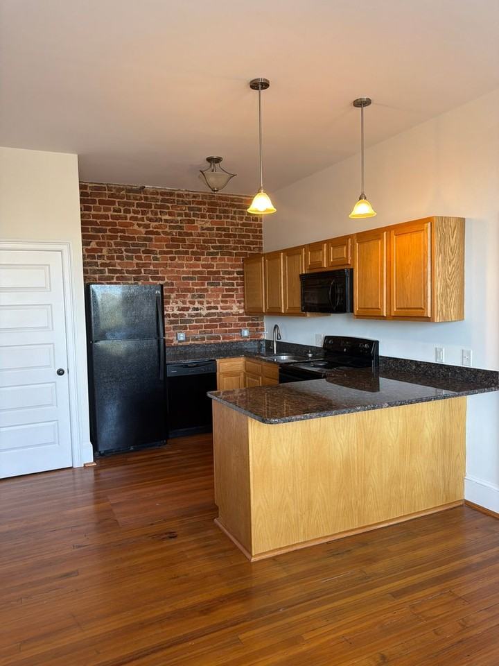 908 Burke St - Photo 5 of 15