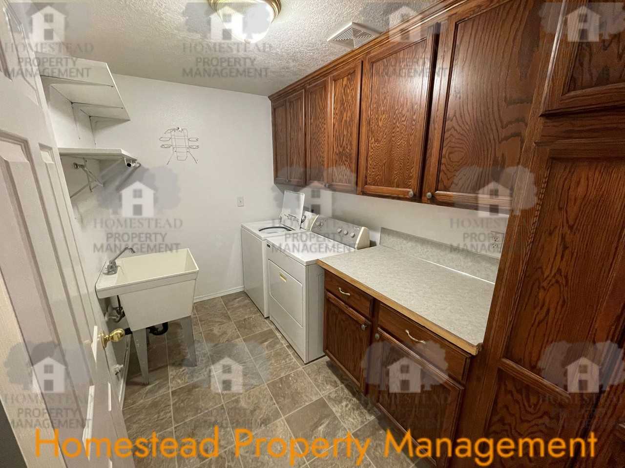 243 Alder St - Photo 7 of 28