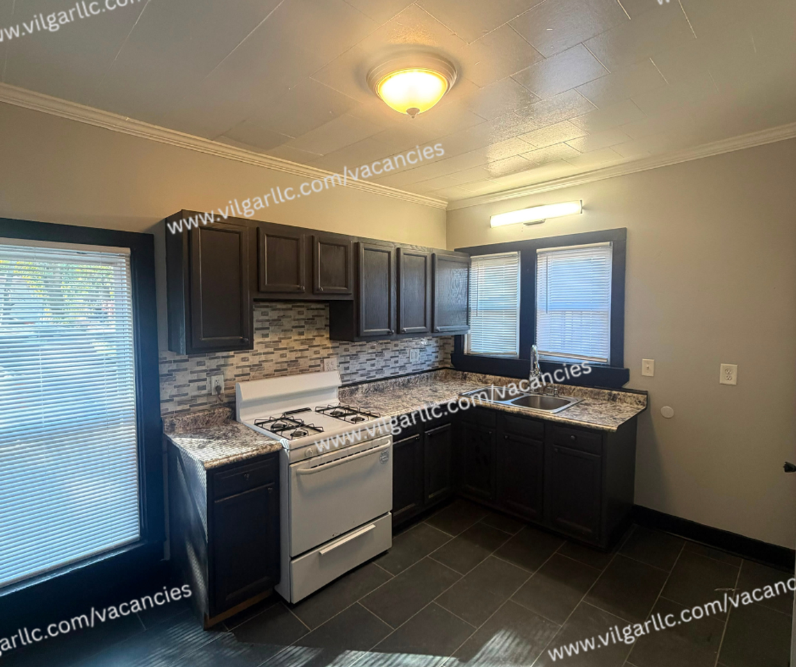 1309 Franklin St - Photo 4 of 17