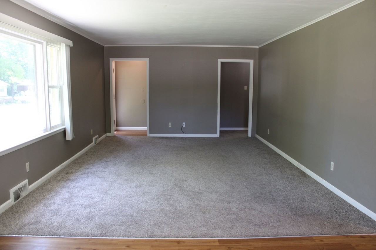 1427 Hillcrest Dr - Photo 3 of 25