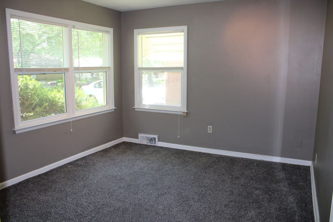 1427 Hillcrest Dr - Photo 4 of 25