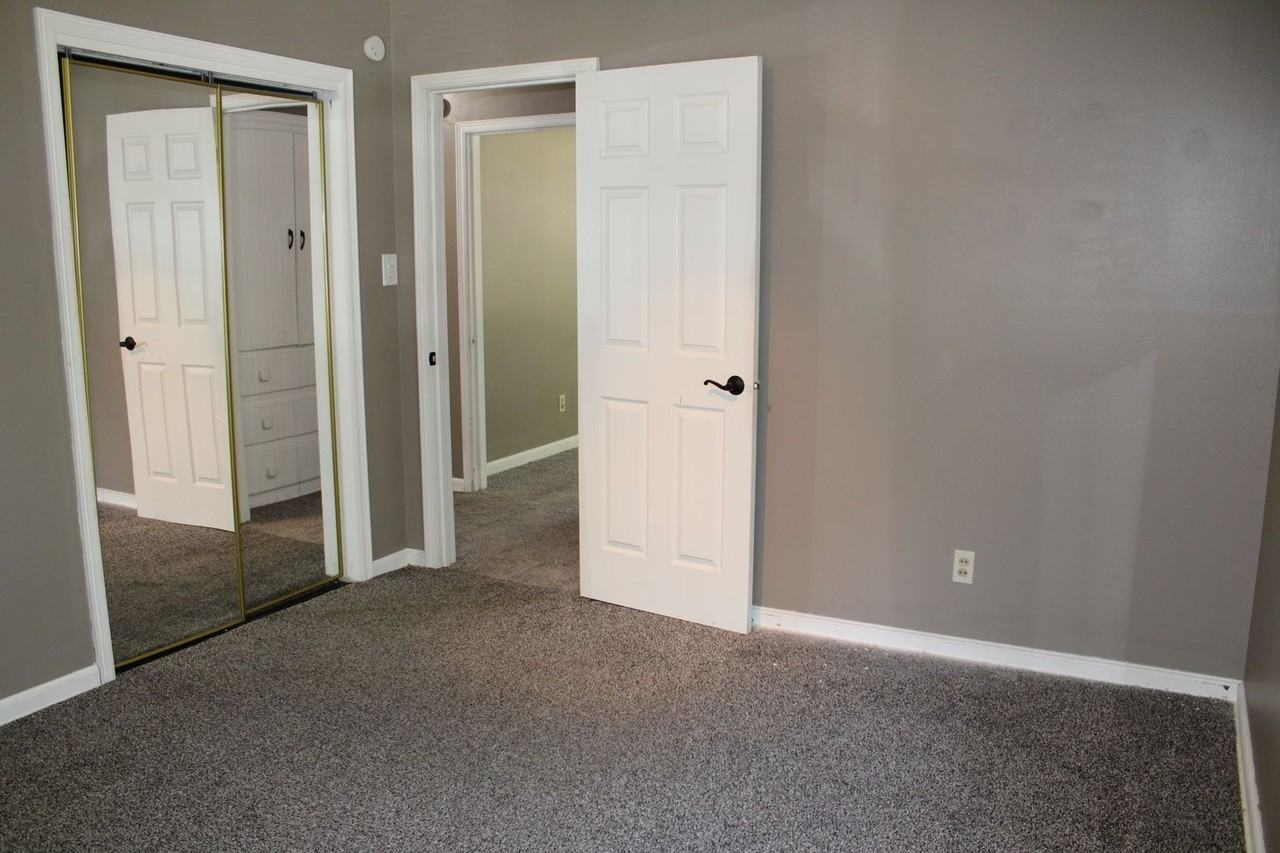 1427 Hillcrest Dr - Photo 5 of 25