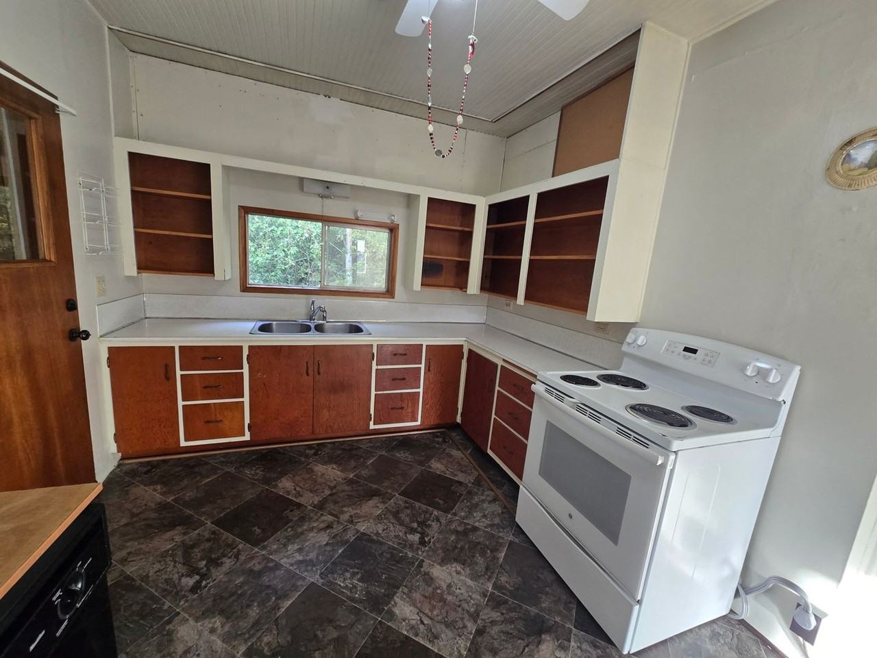 23651 Holyoke St - Photo 5 of 19
