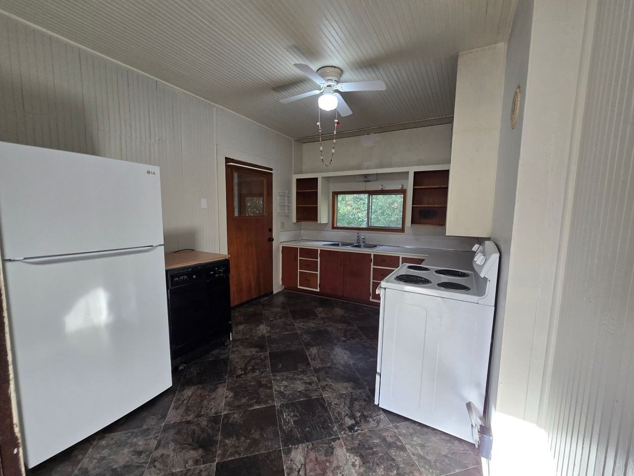 23651 Holyoke St - Photo 6 of 19