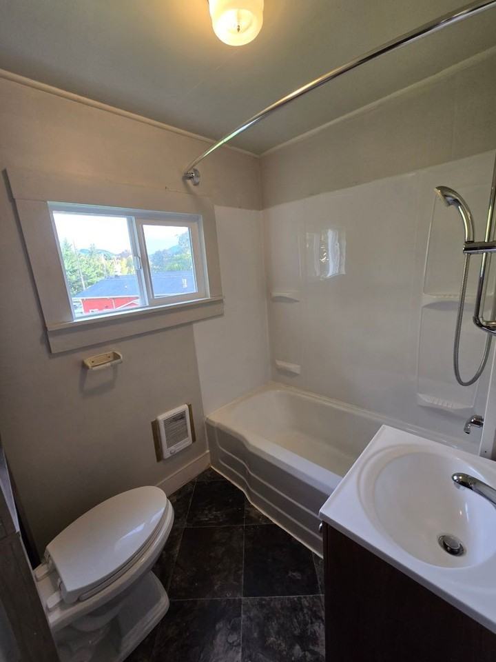 23651 Holyoke St - Photo 7 of 19