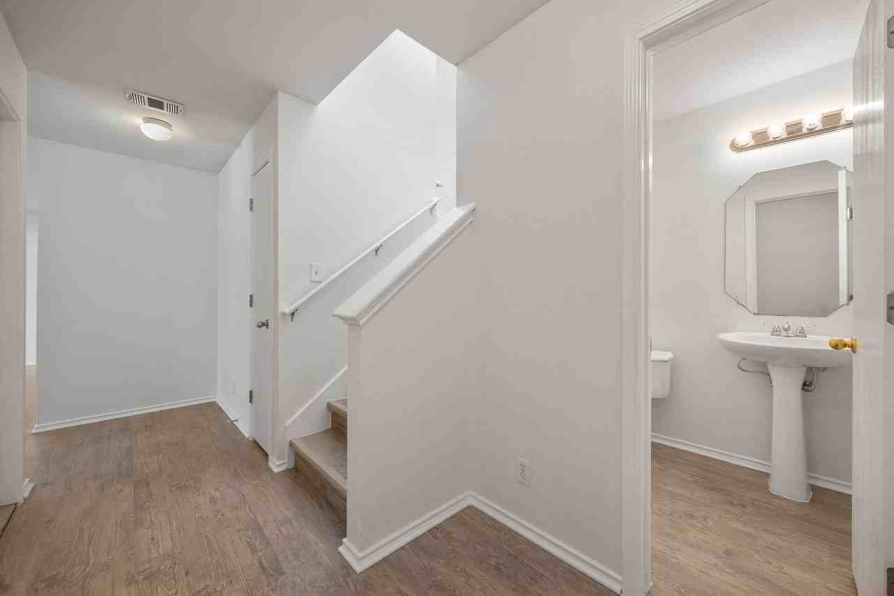 16117 Hamilton Point Cir - Photo 3 of 18