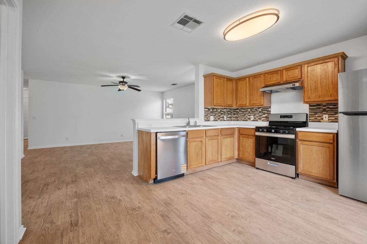 16117 Hamilton Point Cir - Photo 6 of 18