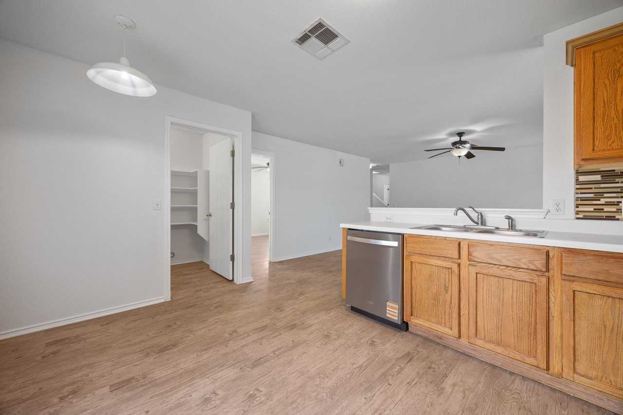 16117 Hamilton Point Cir - Photo 7 of 18