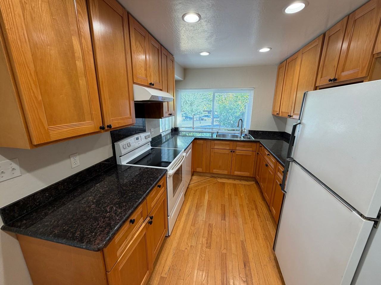 141 Sand Wedge Pl - Photo 2 of 13