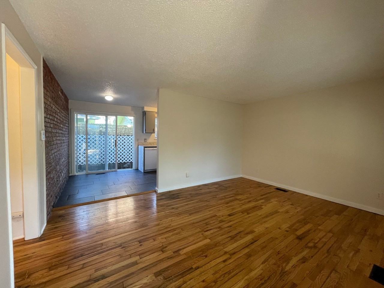 823 Oak St - Photo 2 of 19