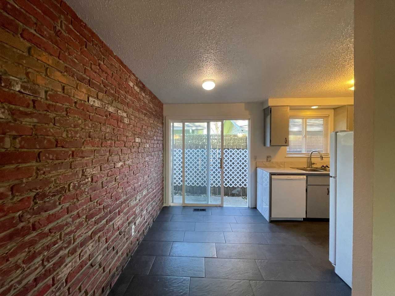 823 Oak St - Photo 3 of 19