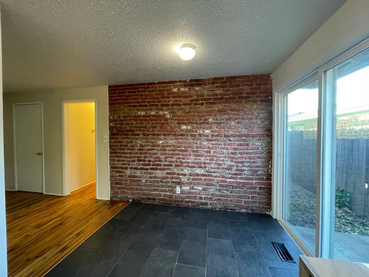 823 Oak St - Photo 4 of 19