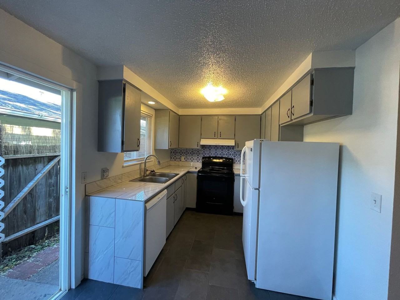 823 Oak St - Photo 5 of 19