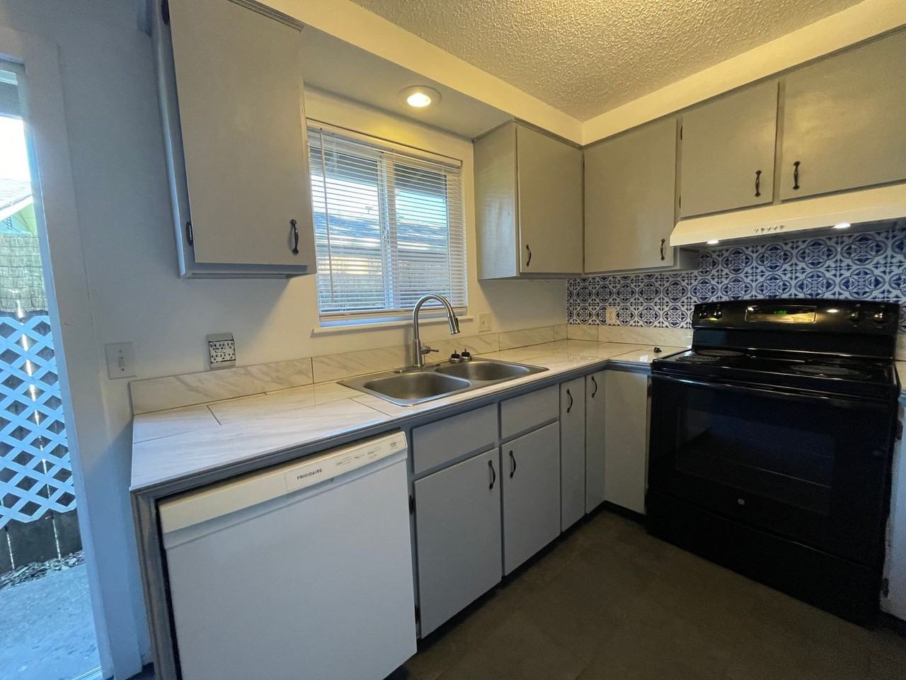 823 Oak St - Photo 6 of 19