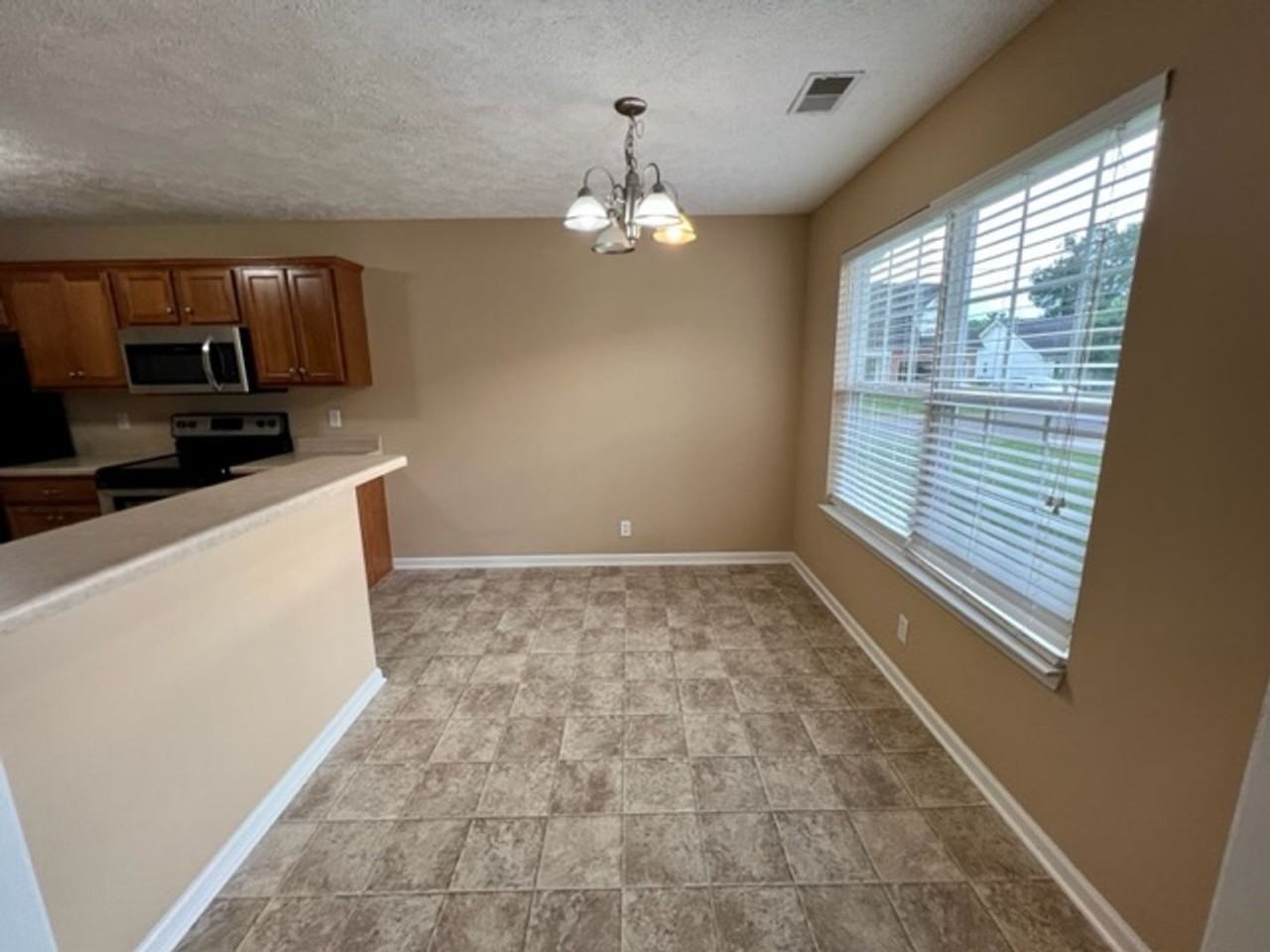 1119 Eastwoods Dr - Photo 6 of 22