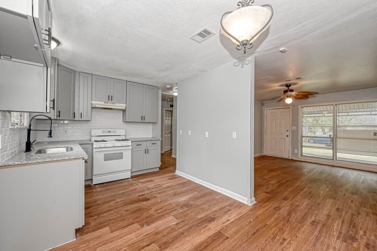 5707 Lakefield Dr - Photo 3 of 12