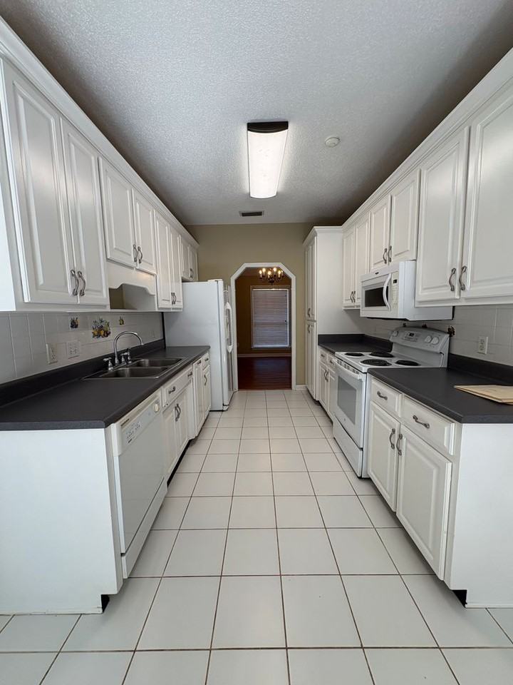 139 Michael Ln - Photo 4 of 17