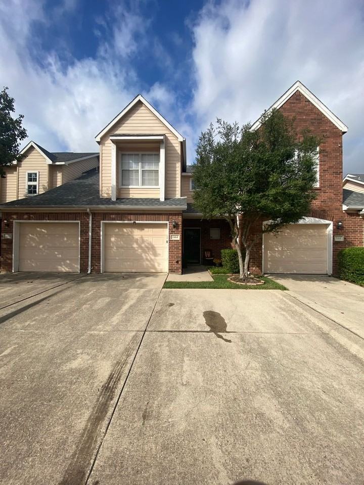2464 Southcourt Cir - Photo 2 of 12