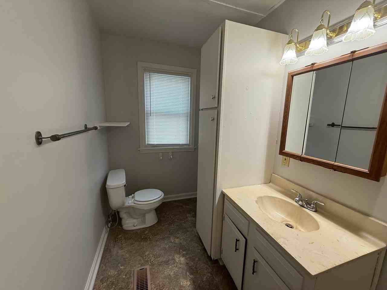 729 E Iowa St - Photo 4 of 6