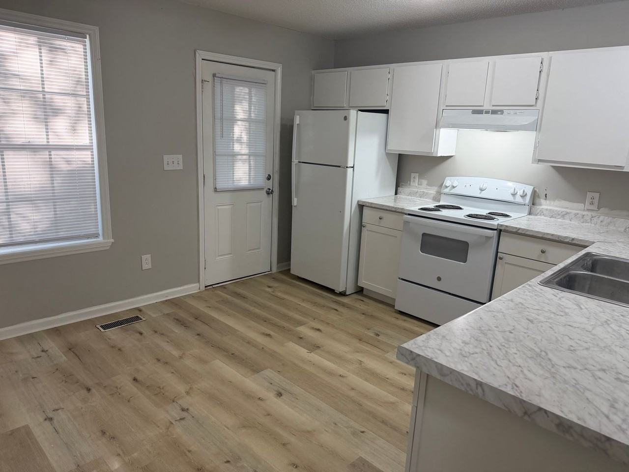4266 Kaplan Dr - Photo 5 of 7