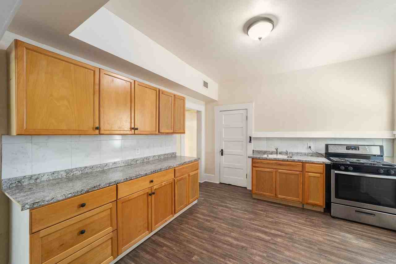 1022 Nw 3rd Ave - Photo 4 of 21