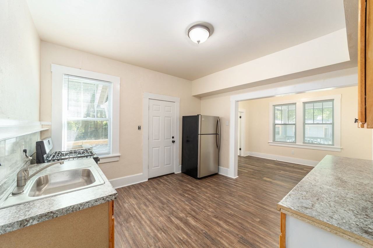 1022 Nw 3rd Ave - Photo 6 of 21