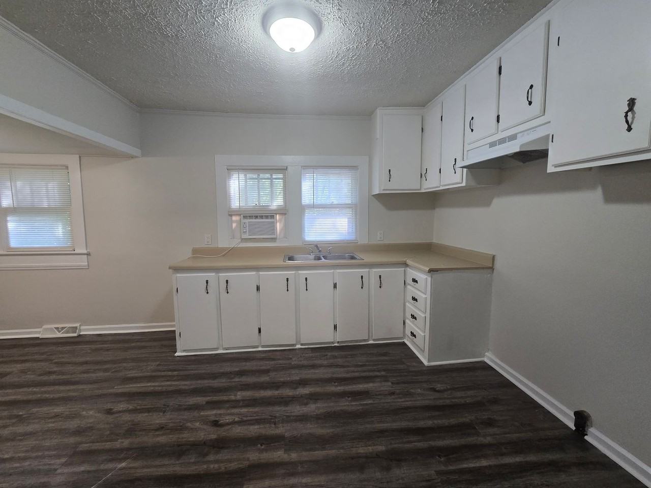3844 Green Point Dr - Photo 3 of 10