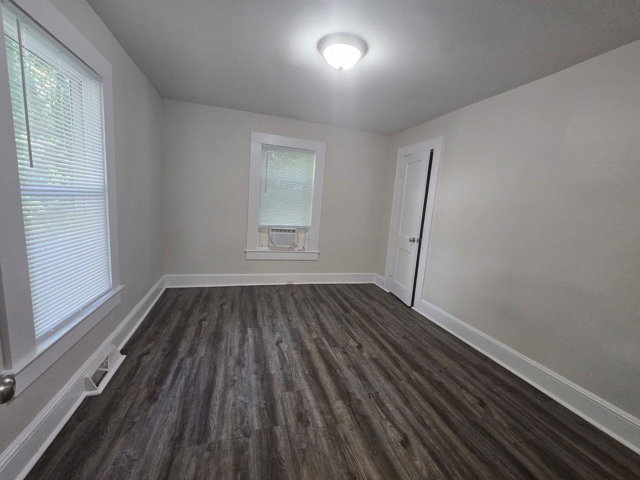 3844 Green Point Dr - Photo 6 of 10